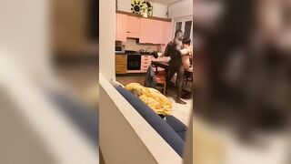 Il negro monta la moglie del cornuto sul tavolo e lui si sborrozza guardando