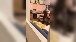 Il negro monta la moglie del cornuto sul tavolo e lui si sborrozza guardando