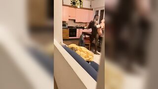 Il negro monta la moglie del cornuto sul tavolo e lui si sborrozza guardando