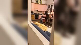 Il negro monta la moglie del cornuto sul tavolo e lui si sborrozza guardando