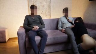 Moglie russa si fa leccare il culo da due cornuti