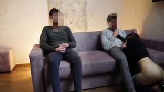 Moglie russa si fa leccare il culo da due cornuti