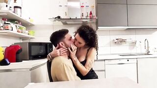 Moglie sposata si fa inculare sul tavolo di cucina dal marito