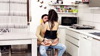 Moglie sposata si fa inculare sul tavolo di cucina dal marito