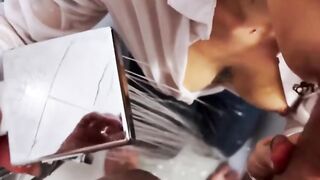 La moglie gli irrompe in doccia e gli succhia il cazzo bagnato