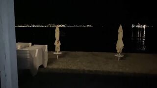Coppia russa amatoriale si scopa in spiaggia pubblica col rischio di beccarsi
