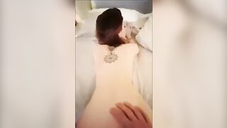 Fidanzata italiana si fa montare a pecorina nel video casalingo