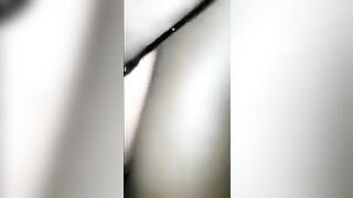 Cornuto guarda il nero che le riempie la figa nel parcheggio