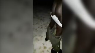 Cornuto guarda il nero che le riempie la figa nel parcheggio