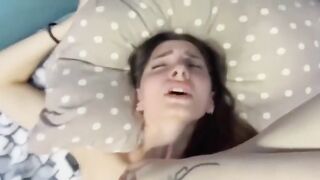 Fidanzata bruna si fa sbattere forte nel letto di casa
