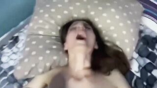 Fidanzata bruna si fa sbattere forte nel letto di casa