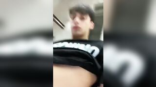 Brunetta 18enne si inginocchia e succhia il cazzo duro del fidanzato in video amatoriale