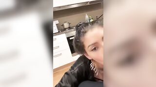 Brunetta 18enne si inginocchia e succhia il cazzo duro del fidanzato in video amatoriale