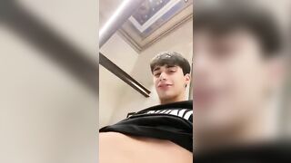 Brunetta 18enne si inginocchia e succhia il cazzo duro del fidanzato in video amatoriale