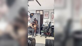 Milf tettona italiana si fa scopare sugli attrezzi in palestra