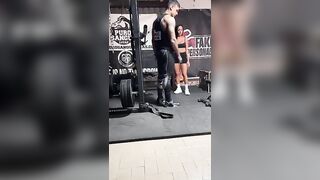 Milf tettona italiana si fa scopare sugli attrezzi in palestra
