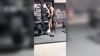 Milf tettona italiana si fa scopare sugli attrezzi in palestra
