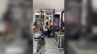 Milf tettona italiana si fa scopare sugli attrezzi in palestra