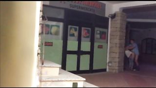 Esibizionisti italiani scopano fuori dal supermercato