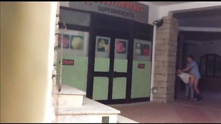 Esibizionisti italiani scopano fuori dal supermercato