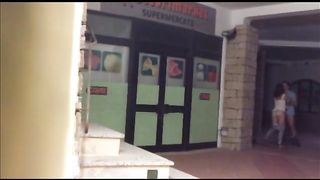 Esibizionisti italiani scopano fuori dal supermercato