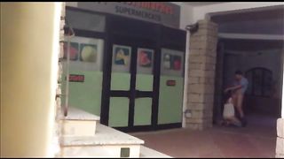 Esibizionisti italiani scopano fuori dal supermercato