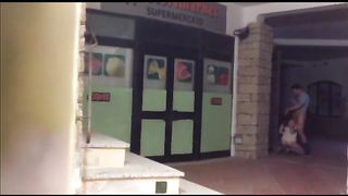 Anteprima del video: Esibizionisti italiani scopano fuori dal supermercato