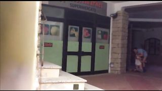 Esibizionisti italiani scopano fuori dal supermercato