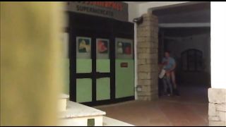 Esibizionisti italiani scopano fuori dal supermercato