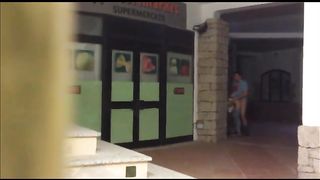 Esibizionisti italiani scopano fuori dal supermercato