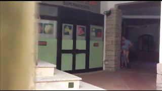 Esibizionisti italiani scopano fuori dal supermercato