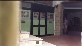 Esibizionisti italiani scopano fuori dal supermercato