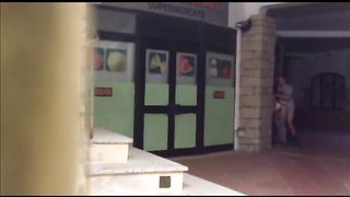 Esibizionisti italiani scopano fuori dal supermercato