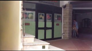 Esibizionisti italiani scopano fuori dal supermercato