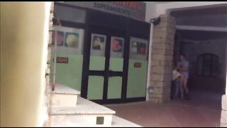 Esibizionisti italiani scopano fuori dal supermercato