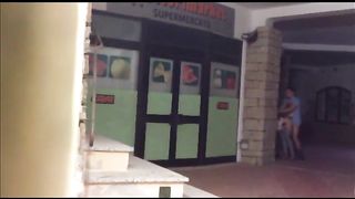 Esibizionisti italiani scopano fuori dal supermercato