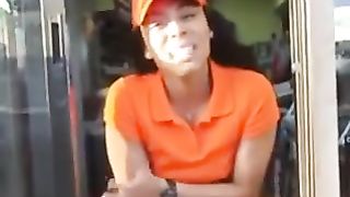 Si scopa la commessa del Burger King