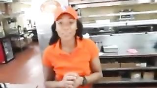 Si scopa la commessa del Burger King