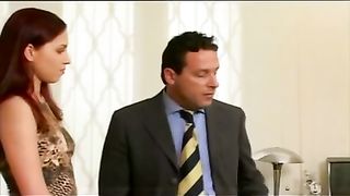 Si fa sfondare la figa per lavorare in TV