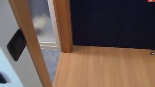 Incula la tipa magrolina in bagno