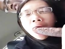 Pompino in auto di una adolescente asiatica