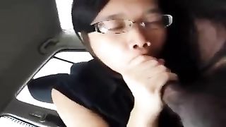 Pompino in auto di una adolescente asiatica