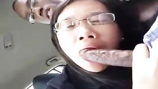 Anteprima del video: Pompino in auto di una adolescente asiatica