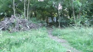 Sveltina nel bosco con gnoccona tedesca