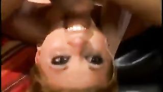 Scopa la faccia da zoccola di questa bionda