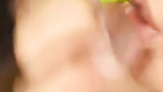 Bonazza giapponese succhia due cazzetti asiatici