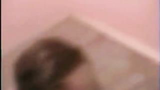 Abuso brutale della bocca e del culo di una ragazza