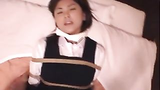 Rapisce e abusa di due studentesse giapponesi