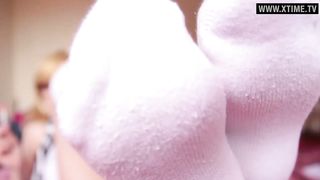 LaDivaDelTubo mostra i piedi con i calzini