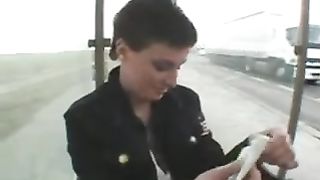 Scopa in strada per soldi